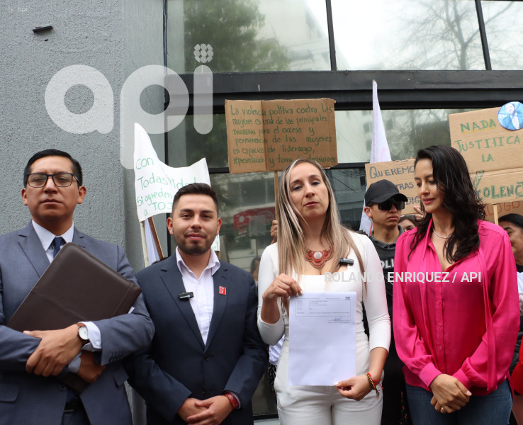 ELSA GUERRA DENUNCIA A LUCIO GUTIERREZ EN EL TCE