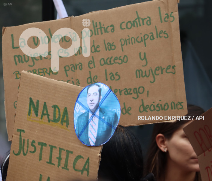 ELSA GUERRA DENUNCIA A LUCIO GUTIERREZ EN EL TCE