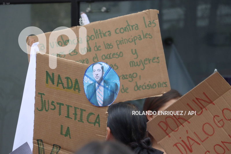 ELSA GUERRA DENUNCIA A LUCIO GUTIERREZ EN EL TCE