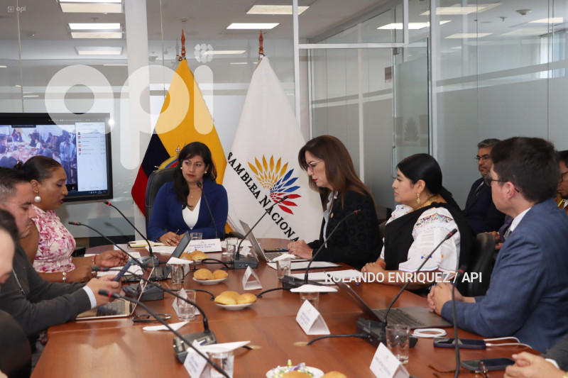 MINISTRA ALEGRIA CRESPO CON TRANSPARENCIA