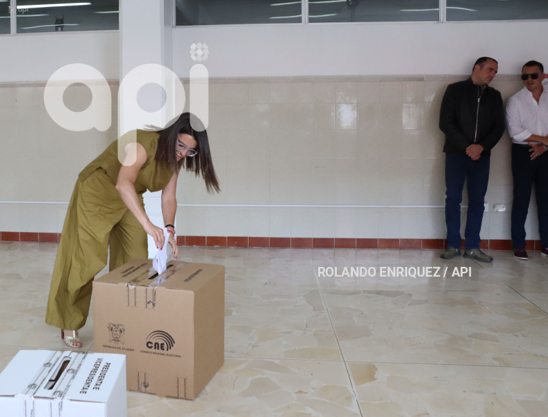 UIO ELECCIONES 2025 VOTO MARIA JOSE PINTO