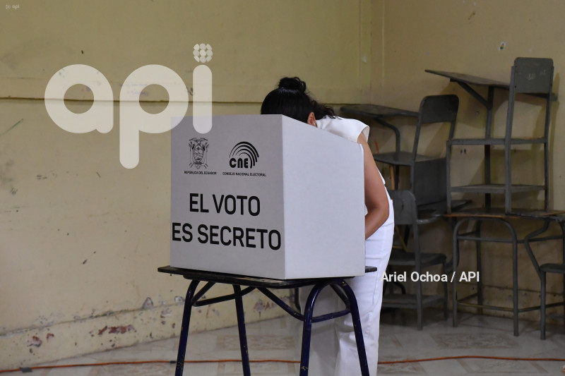 CHONE-ELECCIONES 2025 VOTO LUISA