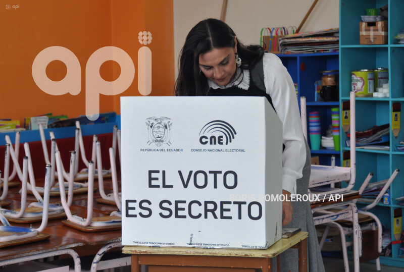 CUENCA-ELECCIONES 2025 VOTO VERONICA ABAD