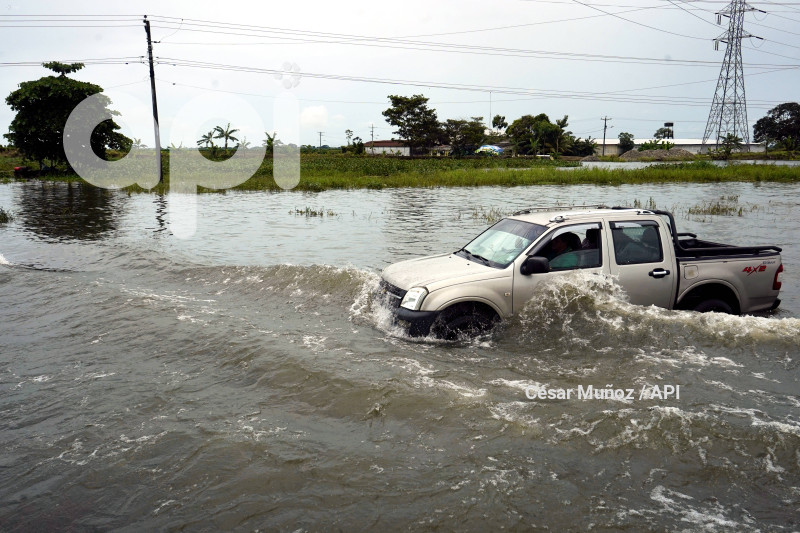 GYE-INUNDACIONES GRUAS