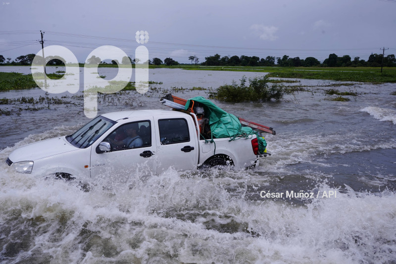 GYE-INUNDACIONES GRUAS