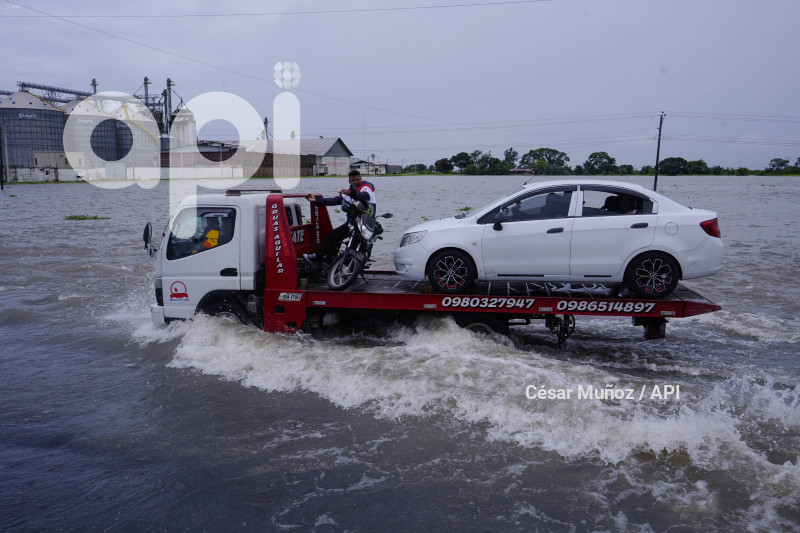GYE-INUNDACIONES GRUAS