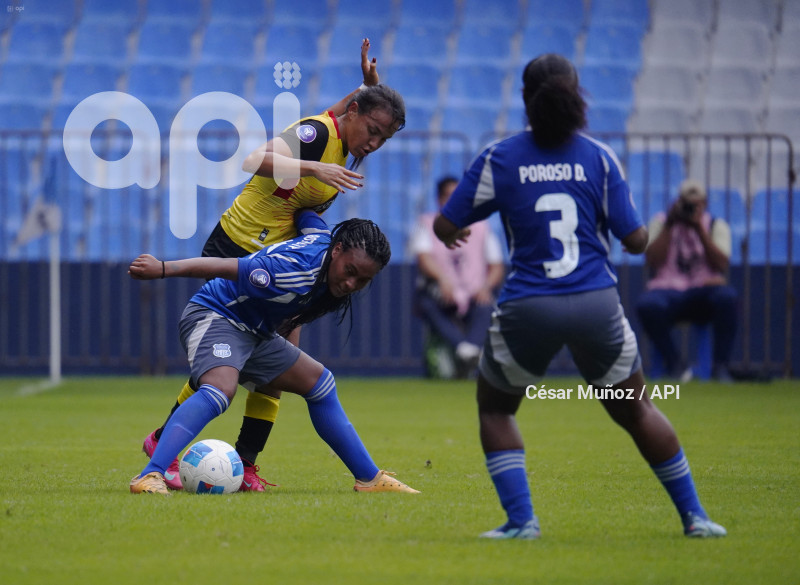 FBL-SUPERLIGA-EMELEC-BARCELONA