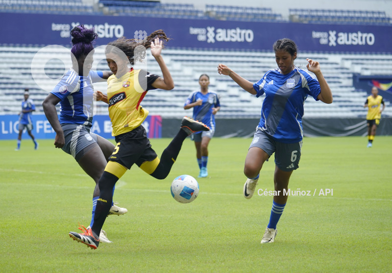 FBL-SUPERLIGA-EMELEC-BARCELONA