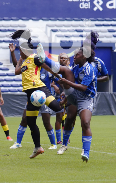 FBL-SUPERLIGA-EMELEC-BARCELONA