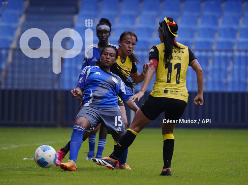FBL-SUPERLIGA-EMELEC-BARCELONA