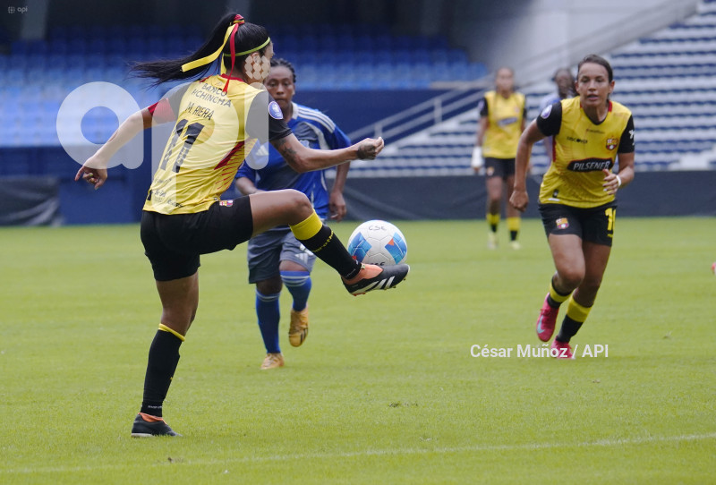 FBL-SUPERLIGA-EMELEC-BARCELONA
