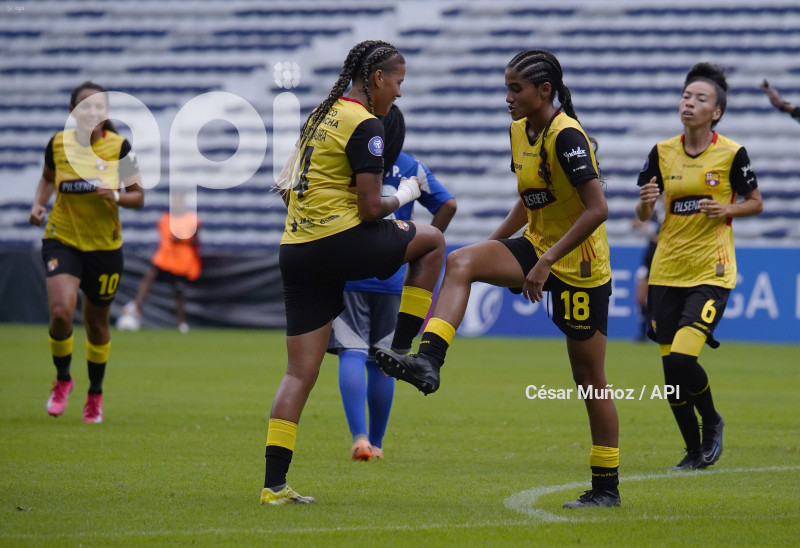 FBL-SUPERLIGA-EMELEC-BARCELONA
