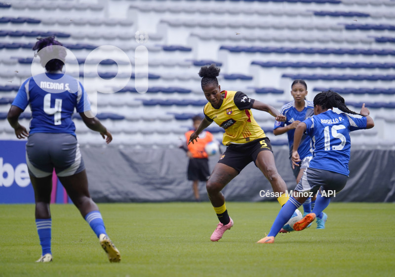 FBL-SUPERLIGA-EMELEC-BARCELONA