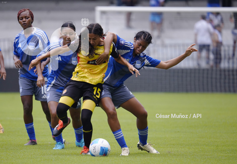 FBL-SUPERLIGA-EMELEC-BARCELONA