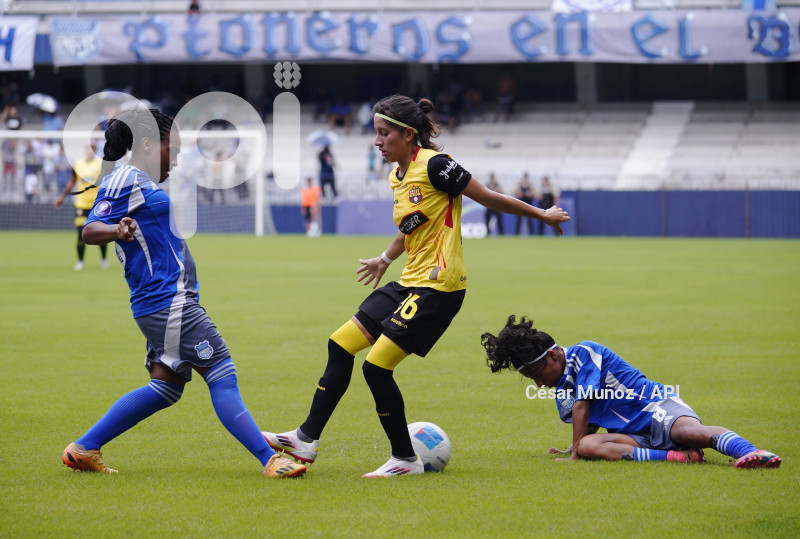 FBL-SUPERLIGA-EMELEC-BARCELONA