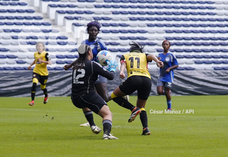 FBL-SUPERLIGA-EMELEC-BARCELONA