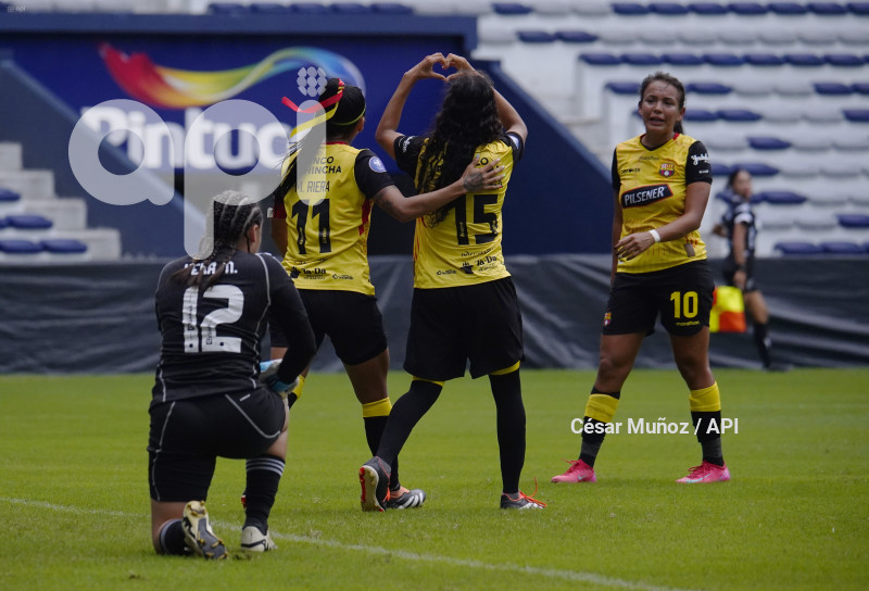 FBL-SUPERLIGA-EMELEC-BARCELONA