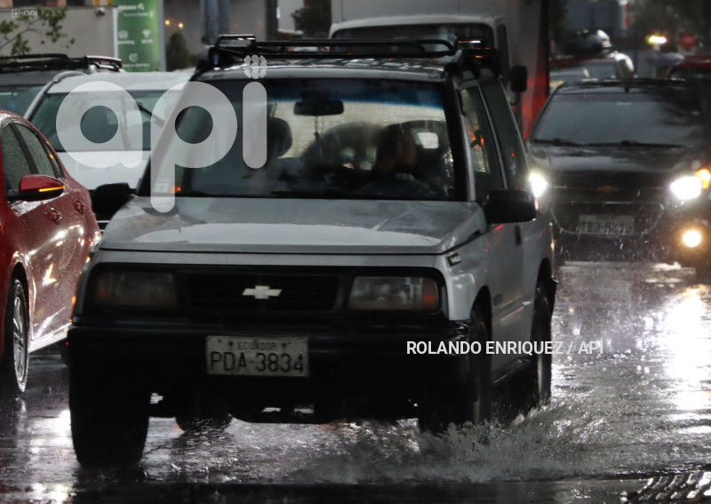 LLUVIA Y BACHES QUITO