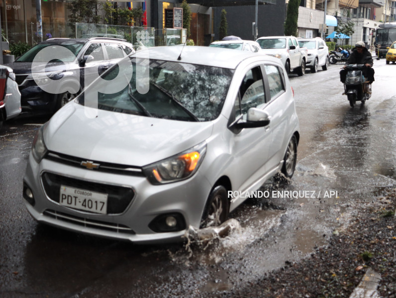 LLUVIA Y BACHES QUITO