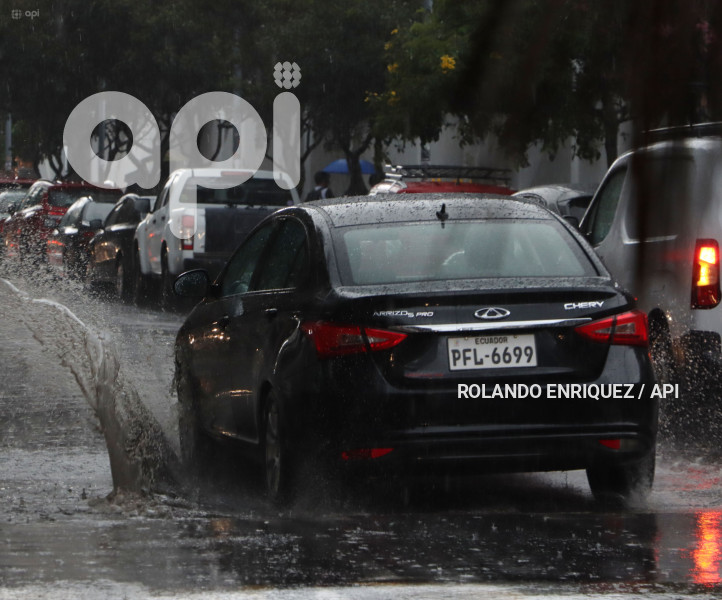LLUVIA Y BACHES QUITO
