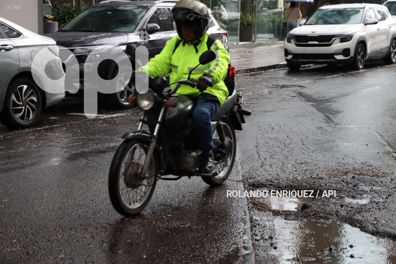 LLUVIA Y BACHES QUITO