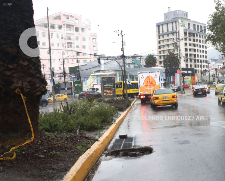 LLUVIA Y BACHES QUITO