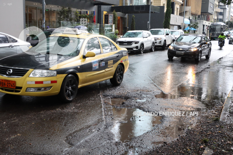 LLUVIA Y BACHES QUITO