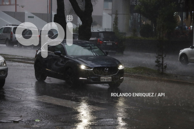 LLUVIA Y BACHES QUITO