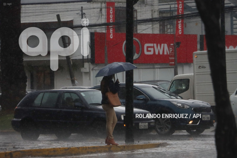 LLUVIA Y BACHES QUITO