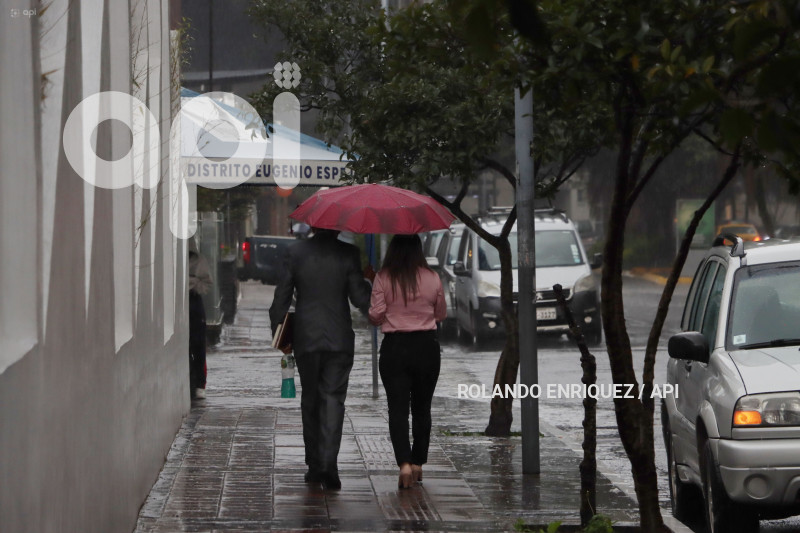 LLUVIA Y BACHES QUITO