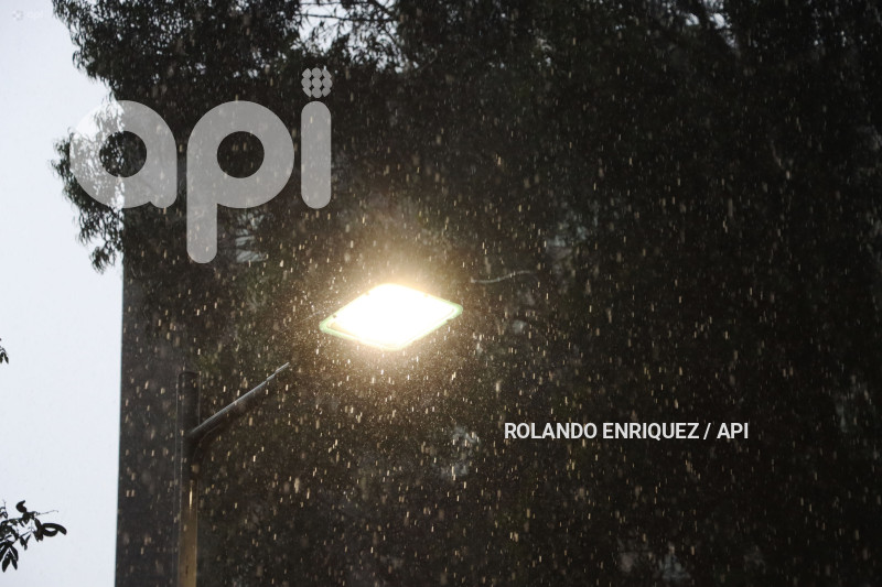 LLUVIA Y BACHES QUITO