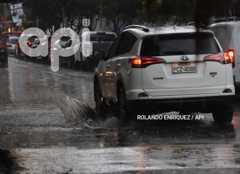 LLUVIA Y BACHES QUITO