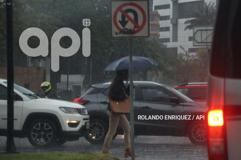 LLUVIA Y BACHES QUITO