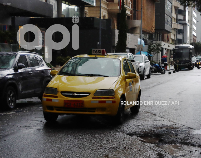LLUVIA Y BACHES QUITO