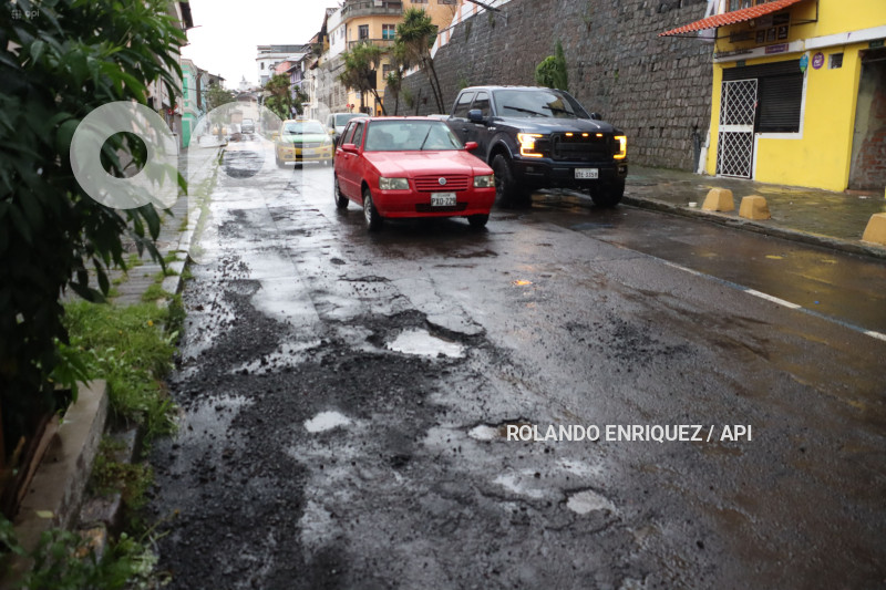 LLUVIA Y BACHES QUITO