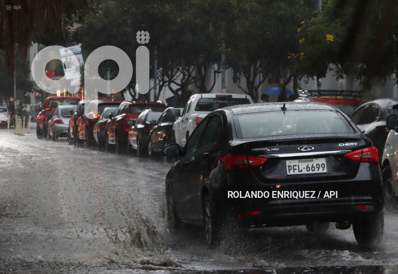 LLUVIA Y BACHES QUITO