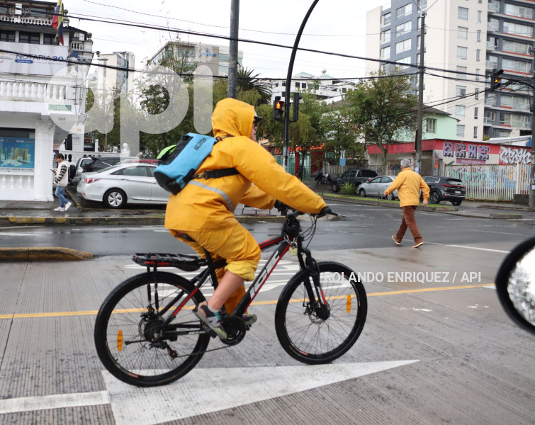 LLUVIA Y BACHES QUITO