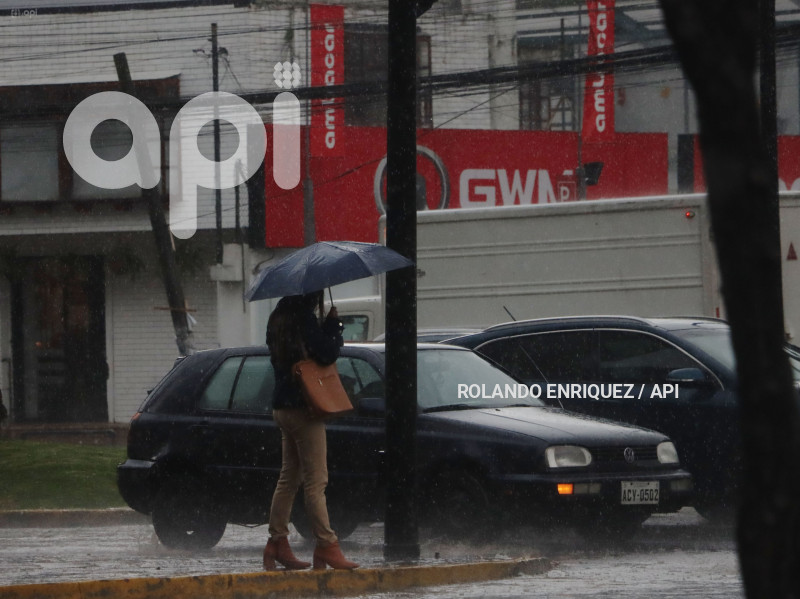 LLUVIA Y BACHES QUITO