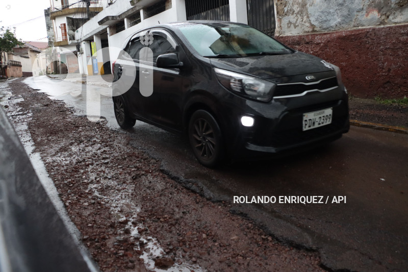 LLUVIA Y BACHES QUITO