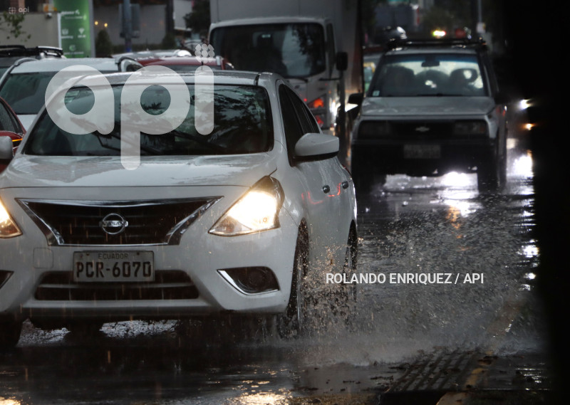LLUVIA Y BACHES QUITO