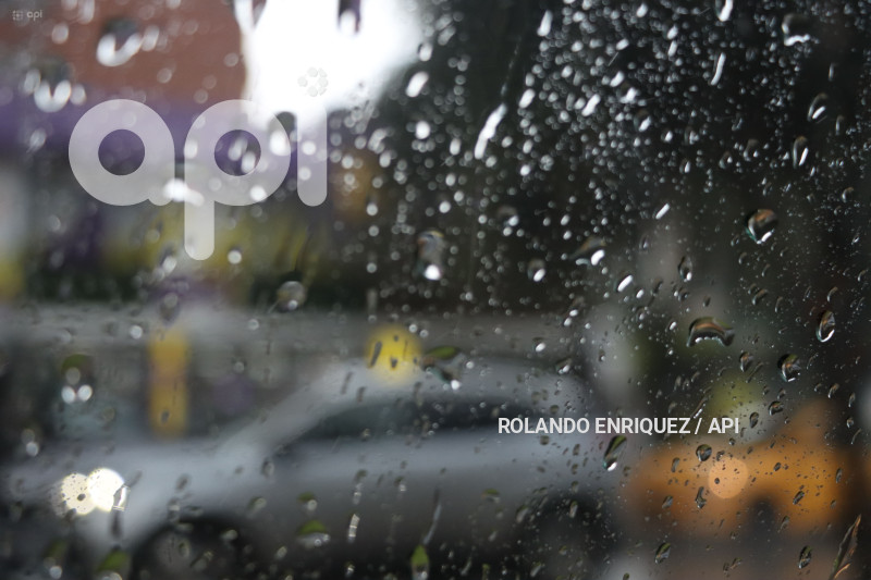 LLUVIA Y BACHES QUITO