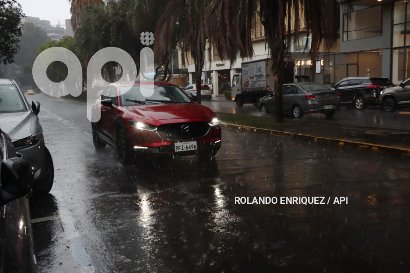 LLUVIA Y BACHES QUITO