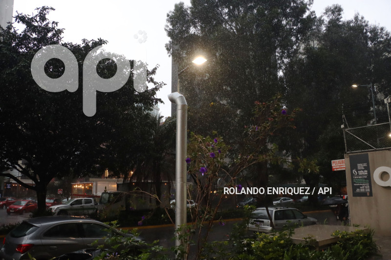 LLUVIA Y BACHES QUITO