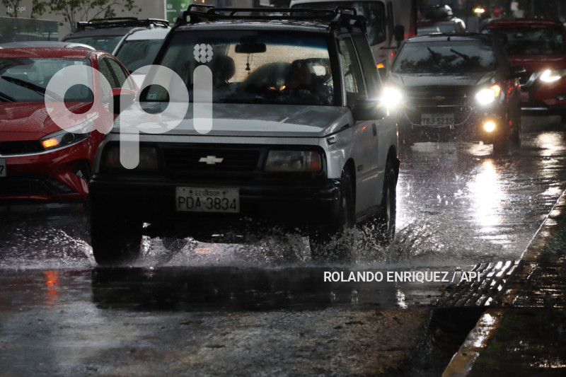 LLUVIA Y BACHES QUITO