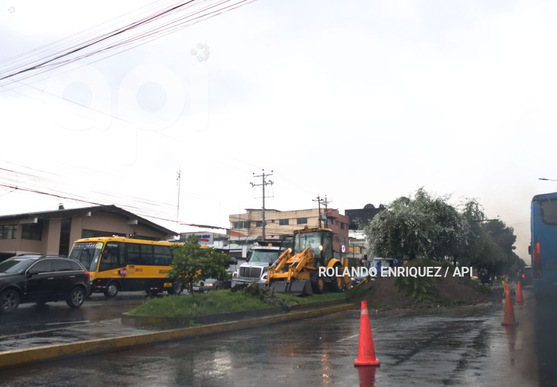 LLUVIA Y BACHES QUITO