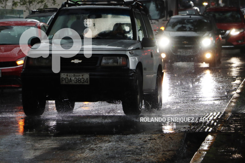 LLUVIA Y BACHES QUITO