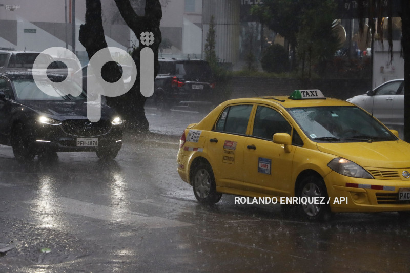 LLUVIA Y BACHES QUITO