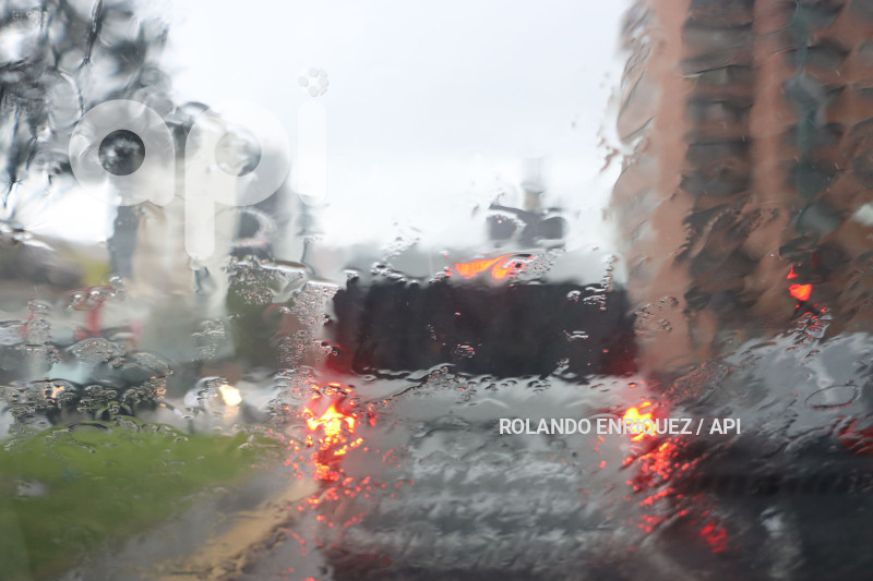 LLUVIA Y BACHES QUITO