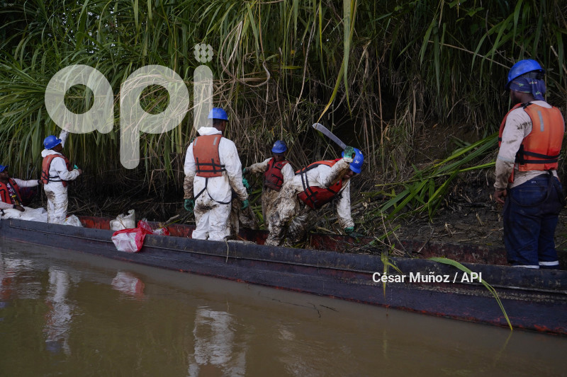 ESM-LIMPIEZA RIOS PETROLEO