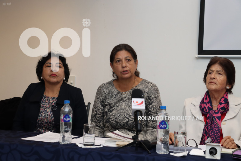 COLECTIVO DE MUJERES APOYA A LUISA GONZALAEZ